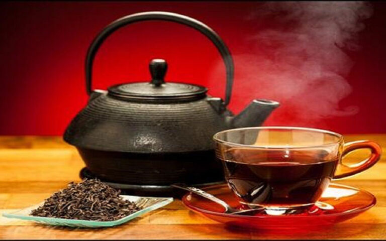 خوردن چای با این مواد غذایی ممنوع