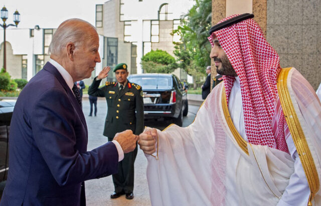 فیلمی از تفاوت استقبال از ترامپ و بایدن توسط عربستان