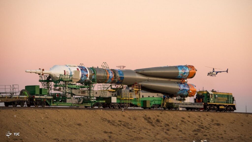 ماهواره بر سایوز درحال انتقال برای پرتاب به فضا