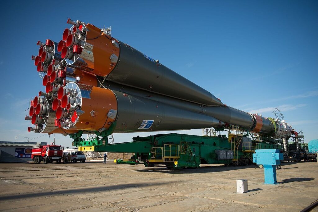 رسانه های آمریکایی و صهیونیستی تلاش کردند تا با به دروغ ماهواره ایرانی خیام را ساخت روسیه نشان دهند تا خبر ساخت و پرتاب آن را به حاشیه ببرند