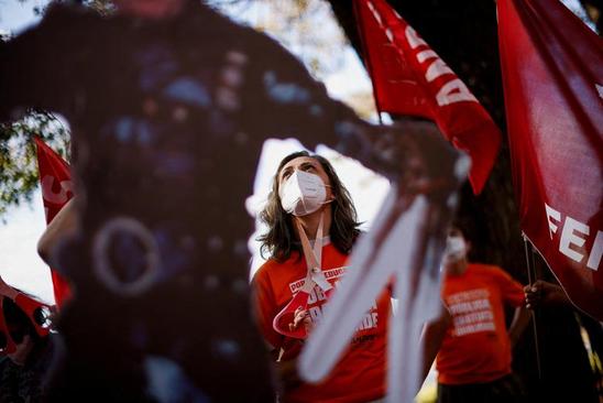 اعتراضات علیه حقوق و دستمزدهای پایین در مقابل وزارت اقتصاد برزیل