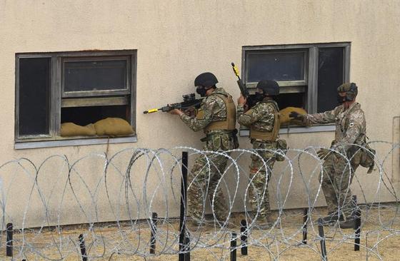 آموزش نیروهای داوطلب اوکراینی در یک پایگاه نظامی در انگلیس