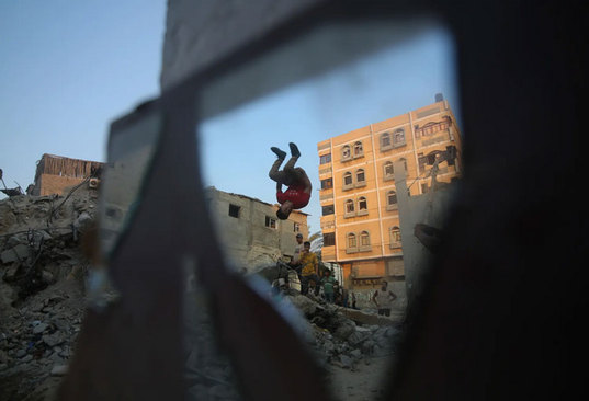 جوان فلسطینی در حال تمرین "پارکور" در نوار غزه