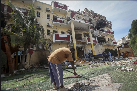 جمع آوری بقایای انفجار تروریستی هفته گذشته از محوطه هتل حیات در شهر موگادیشو سومالی