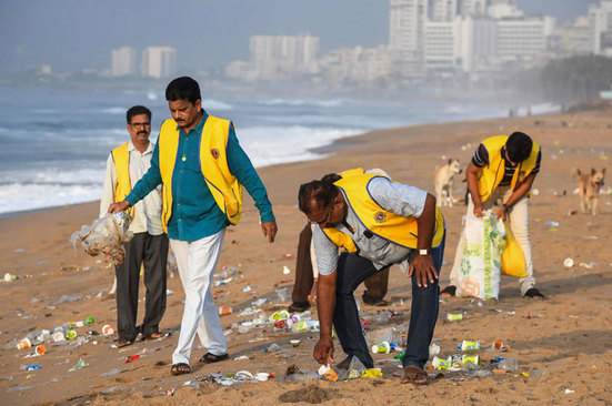 مشارکت بیش از 20 هزار نیروی داوطلب در طرح جمع آوری زباله ها از سواحل هند