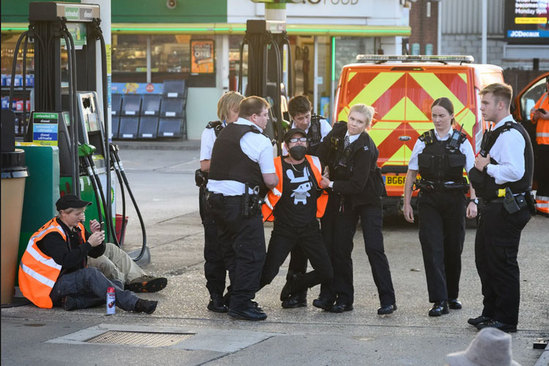 دستگیری یک معترض محیط زیستی در پمپ بنزینی متعلق به شرکت "بی پی" در شهر لندن