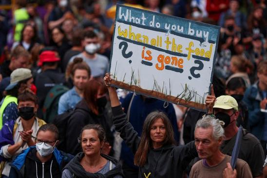 تظاهرات گروه های فعال محیط زیستی با شعار ساختن آینده ای سازگار با محیط زیست در شهر کلن آلمان