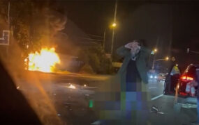 الکساندر دوگین در نزدیکی خودروی منفجر شده دخترش در مسکو