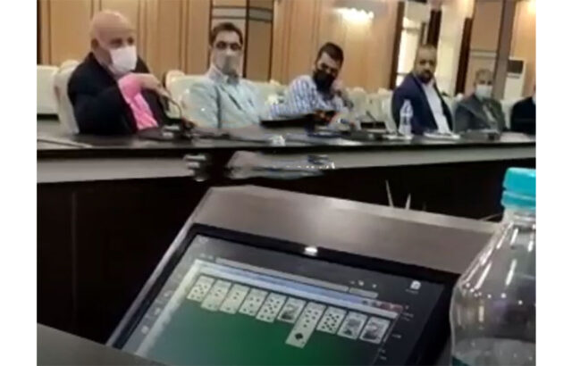 بازی پاسور یکی از حاضران در جلسه شهرداری منطقه ۸ تهران/ فیلم