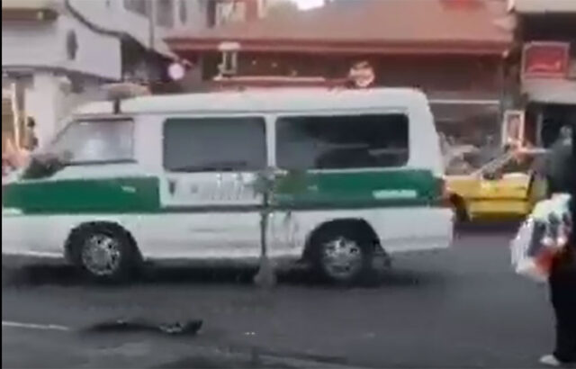 خانمی از ون گشت ارشاد به بیرون پرتاب شد