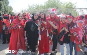 کری خوانی دسته جمعی بانوان پرسپولیسی قبل از ورود به استادیوم
