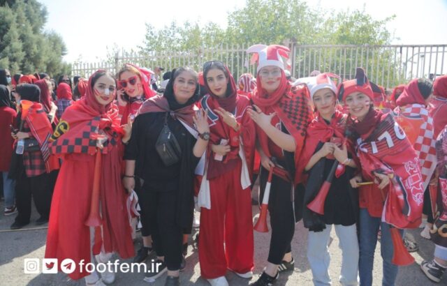 کری خوانی دسته جمعی بانوان پرسپولیسی قبل از ورود به استادیوم