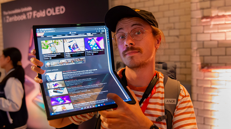 لپ تاپ منعطف ایسوس Zenbook 17 Fold OLED از راه رسید