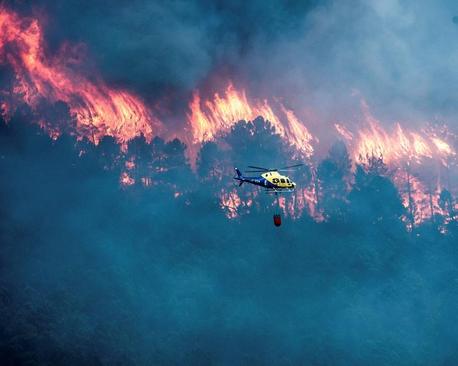 عملیات مهار آتش سوزی جنگلی در اسپانیا