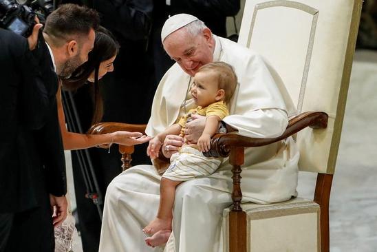 پاپ فرانسیس در جریان موعظه هفتگی چهارشنبه ها یک کودک را در آغوش گرفته است