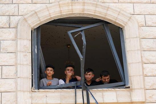 مقابله سربازان اسراییلی با فلسطینی ها