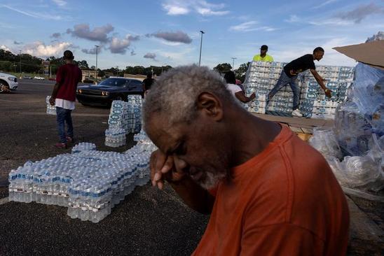 توزیع بطری های آب در شهر جکسون ایالت "می سی سی پی" آمریکا