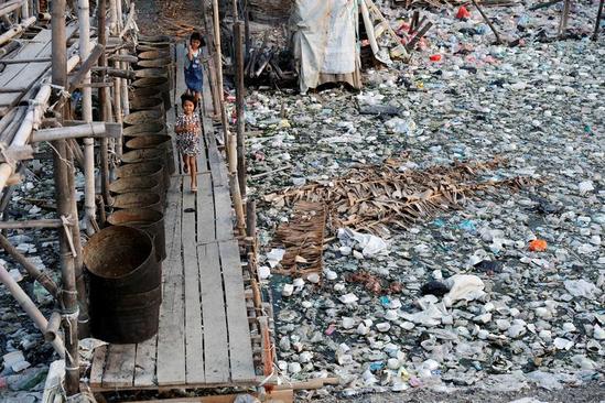 یک منطقه حومه ای در شمال شهر جاکارتا اندونزی