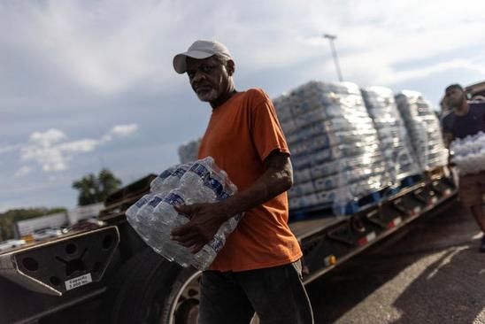 توزیع آب آشامیدنی