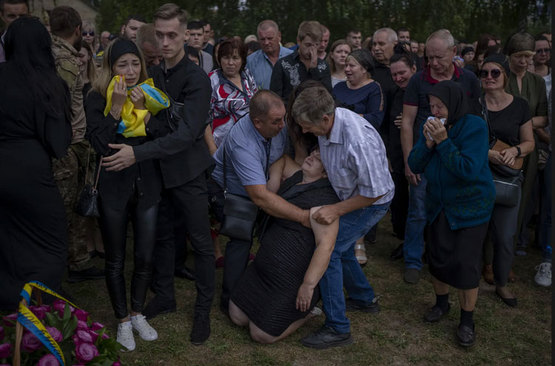 از هوش رفتن مادر یک سرباز اوکراینی کشته شده در جنگ