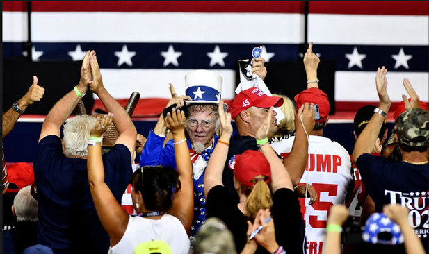 مردی با لباس "عمو سام" در میان جمعیت در جریان گردهمایی " نجات آمریکا" ترامپ