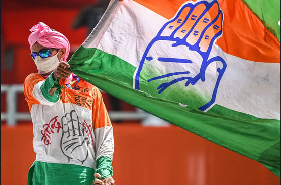 یکی از حامیان حزب کنگره هند در یک تجمع اعتراضی علیه افزایش قیمت ها در شهر دهلی