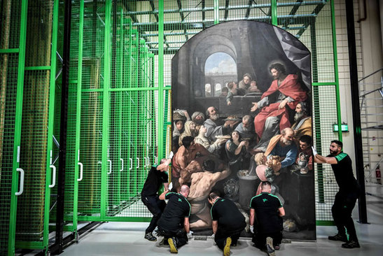 دیدنی های امروز؛ از پرتره رسمی اوباما تا فسیل 150 میلیون ساله دایناسور کارگران تابلویی را در محل بازسازی نقاشیهای کلیسای نوتردام پاریس حمل میکنند