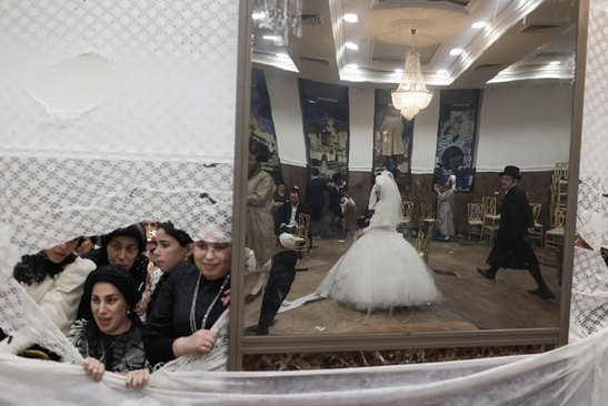 دیدنی های امروز؛ از پرتره رسمی اوباما تا فسیل 150 میلیون ساله دایناسور مراسم عروسی یک زوج یهودی ارتدوکس در شهر قد