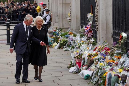 بوسه یکی از هواداران سلطنت به دست چارلز سوم 1