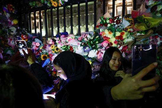 تجمع طرفداران سلطنت در مقابل کاخ باکینگهام3