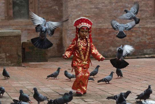 دختربچه ای با لباس "کوماری" - الهه زنده-