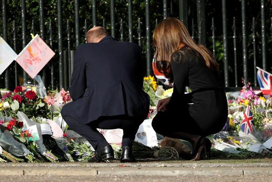 حضور دو نوه پسری ملکه انگلیس و همسرانشان در قلعه وینسور 1