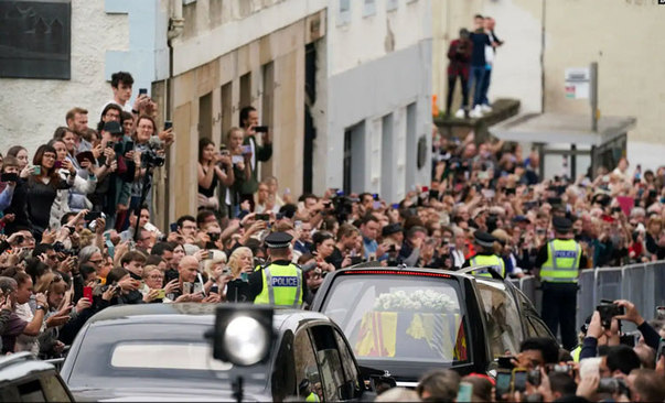ورود کاروان حامل تابوت ملکه انگلیس به شهر ادینبورگ اسکاتلند3