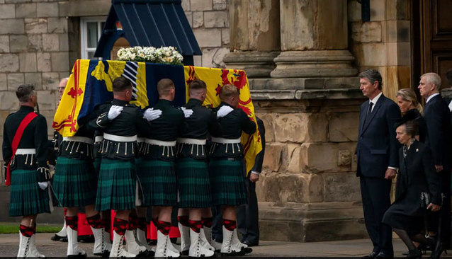 ورود کاروان حامل تابوت ملکه انگلیس به شهر ادینبورگ اسکاتلند2