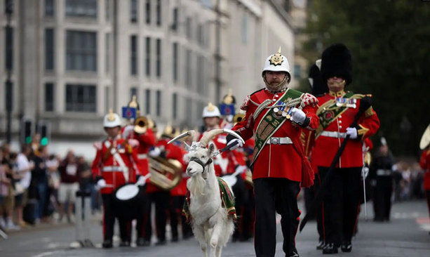 ورود کاروان حامل تابوت ملکه انگلیس به شهر ادینبورگ اسکاتلند