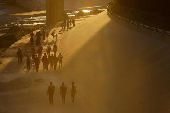 پناهجویان غالبا ونزوئلایی در کنار دیوار مرزی ال پاسو در مرز مکزیک و ایالت تگزاس آمریکا