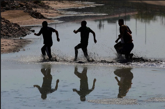پناهجویان غالبا ونزوئلایی در کنار دیوار مرزی ال پاسو در مرز مکزیک و ایالت تگزاس آمریکا0