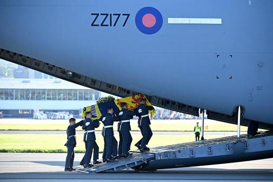 انتقال تابوت ملکه انگلیس از اسکاتلند به لندن