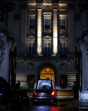 ورود شبانه تابوت ملکه انگلیس به قصر باکینگهام در لندن