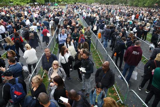 صف دوستداران سلطنت در شهر لندن برای ادای احترام به تابوت ملکه انگلیس1