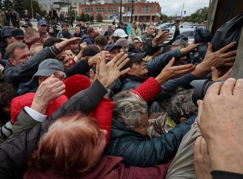 توزیع کمک های غذایی بین جنگ زدگان در شهر خارکیف اوکراین1