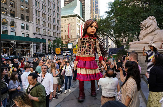 حضور "اَمَل" (عروسک نماد مهاجران سوری) در مقابل کتابخانه شهر نیویورک آمریکا