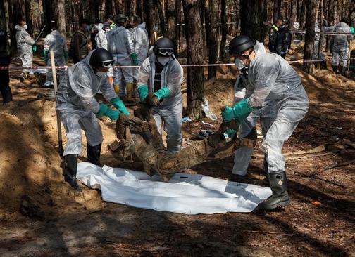 کشف یک گور دسته جمعی با بیش از 450 جسد در شهر "ایزیوم" اوکراین/ رویترز