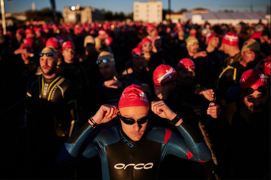 مسابقه شنا دسته جمعی با حضور صدها شرکت کننده در ایتالیا/ گتی ایمجز