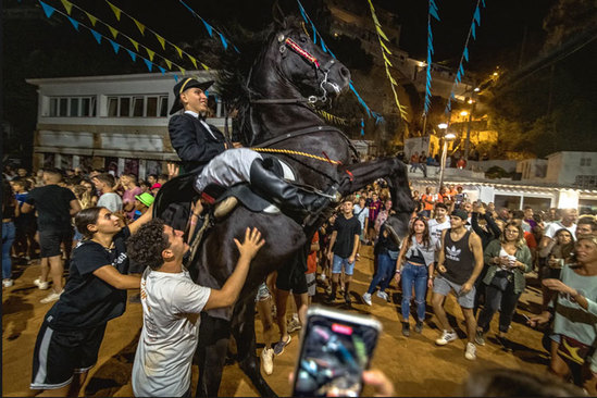 نمایش با اسب در جریان جشنواره ای سالانه در اسپانیا