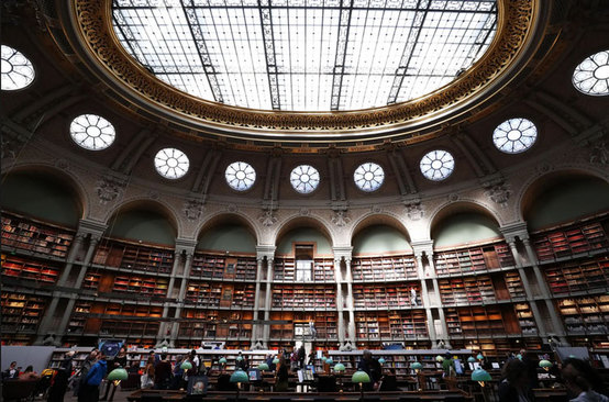 مردم از اتاق بیضی شکل کتابخانه ملی فرانسه در پاریس بازدید می کنند.