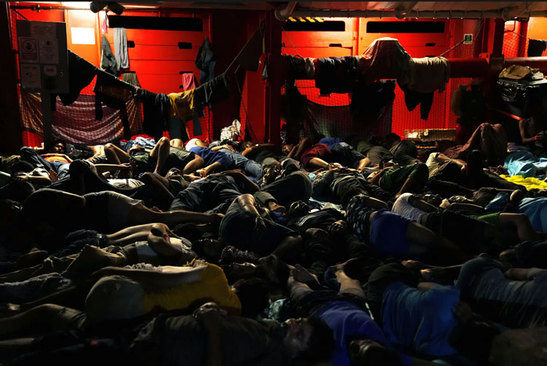 کشتی اسپانیایی نجات پناهجویان در دریای مدیترانه