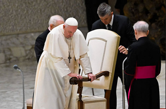 دیدنی های امروز؛ از نهنگ های تلف شده تا توفان فیونا پاپ فرانسیس در حال نشستن روی صندلی برای موعظه هفتگی