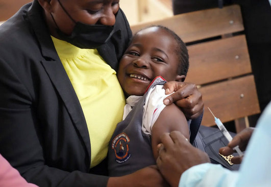 دیدنی های امروز؛ از نهنگ های تلف شده تا توفان فیونا واکسیناسیون کودکان علیه بیماری سرخک در زیمبابوه