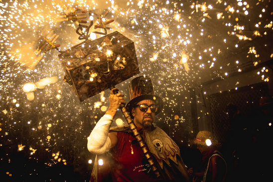 دیدنی های امروز؛ از نهنگ های تلف شده تا توفان فیونا آتش بازی در جشنواره "سانتا تکلا" در اسپانیا